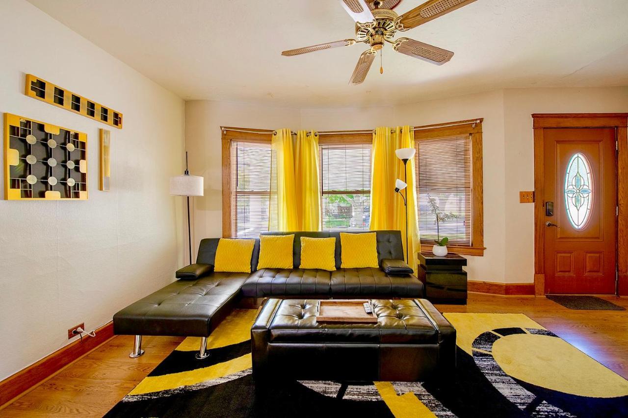 The Amber Retreat - Brooklyn Centre Comfort - Charming Space For Families, Couples & Business Travelers Near Downtown - With 300Mb Wifi, Parking & Self Check-In 클리블랜드 외부 사진