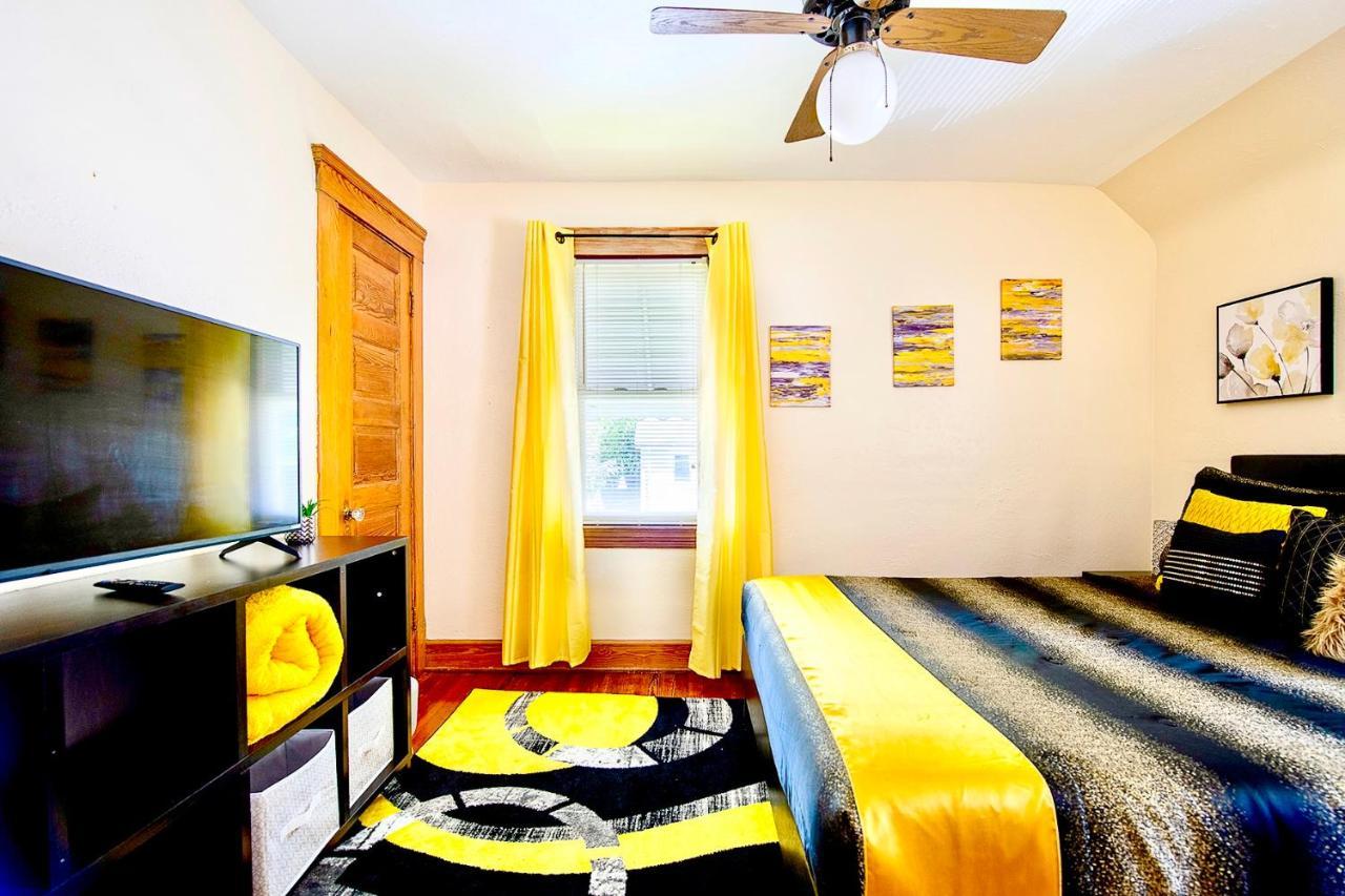 The Amber Retreat - Brooklyn Centre Comfort - Charming Space For Families, Couples & Business Travelers Near Downtown - With 300Mb Wifi, Parking & Self Check-In 클리블랜드 외부 사진